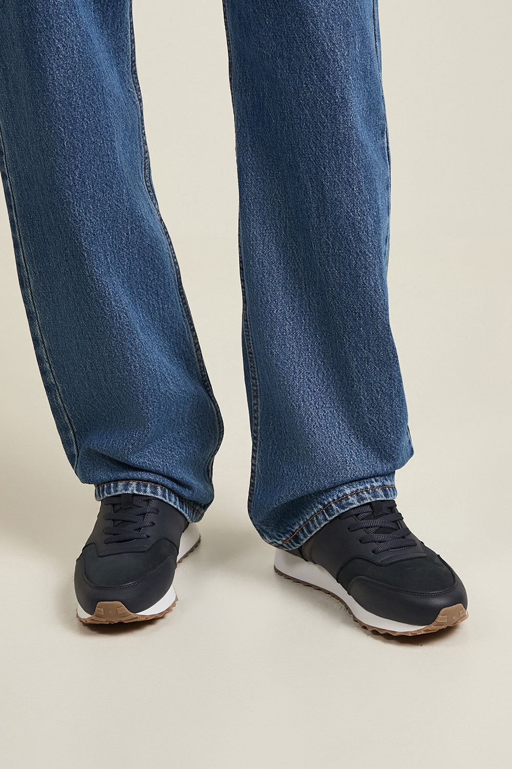 תמונת כל הלוק של נעלי סניקרס